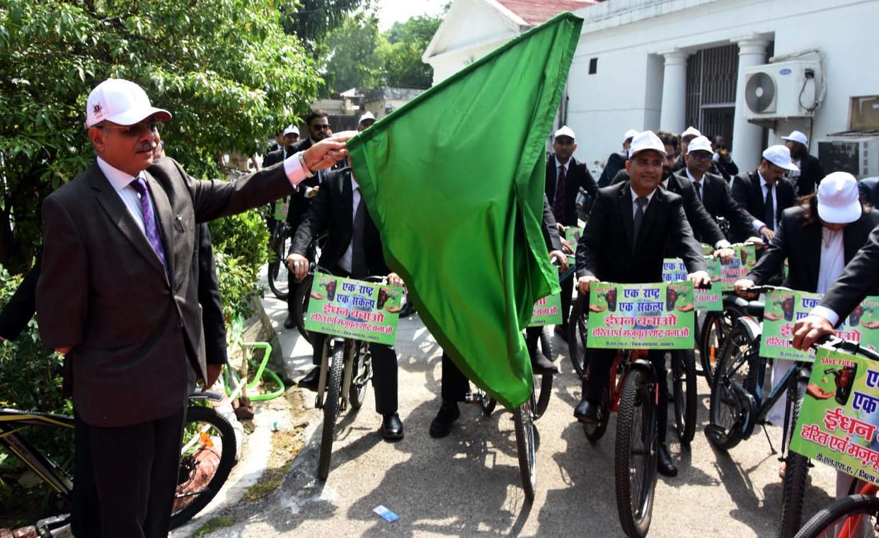 70 Judges Arrive at Court on Bicycles, Convey Message of Fuel Conservation