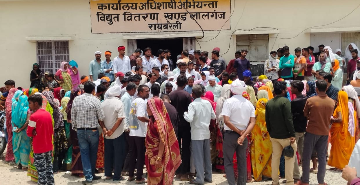 Villagers surrounded the power substation, two women fainted in Lalganj