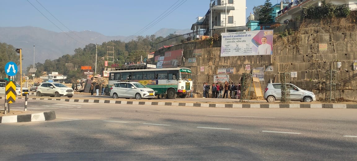 Lack of basic amenities at Mandi Bharari Chowk, causing inconvenience to commuters