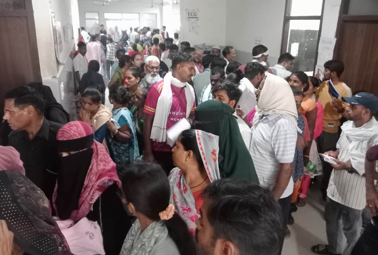 मेडिकल कॉलेज ओपीडी कक्ष में लगी मरीजों की भीड़। संवाद