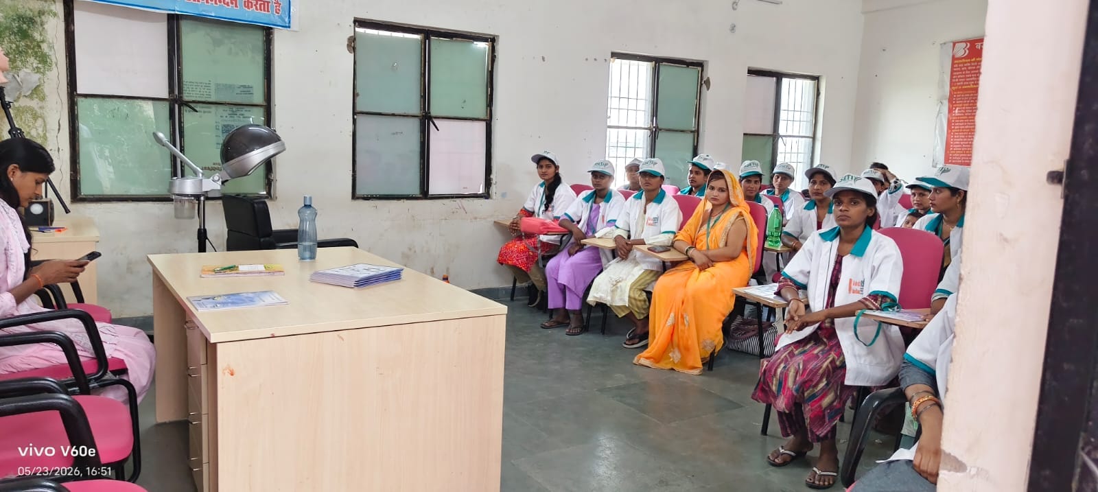 प्रशिक्षण के दौरान ब्यूटी पार्लर की ट्रेनिंग लेती समूह की महिलाएं। स्रोत: विभाग