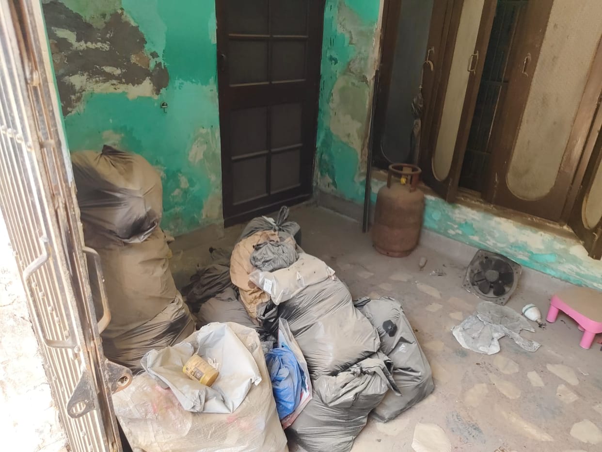 The decomposed bodies of two sisters living in poverty were found in a locked house.