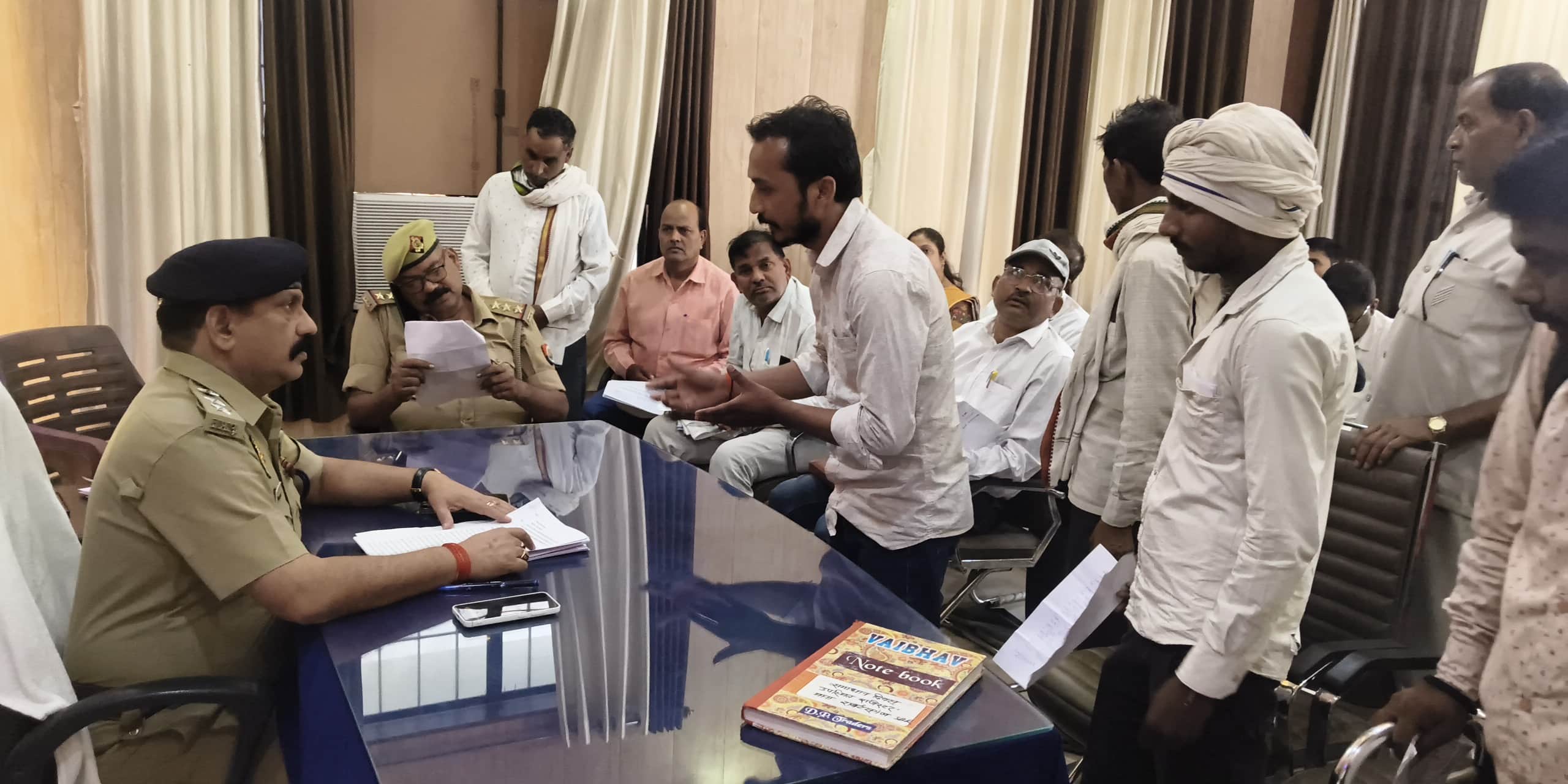 रॉबर्ट्सगंज कोतवाली में थाना समाधान दिवस पर फरियाद लगाते लोग। संवाद