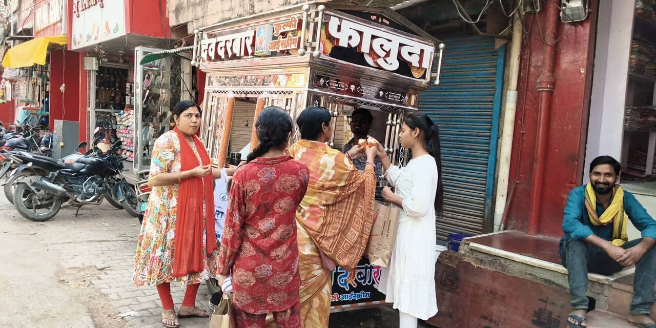 रॉबर्ट्सगंज में प्रचंड गर्मी से निजात पाने के लिए कुल्फी खाती महिलाएं। संवाद
