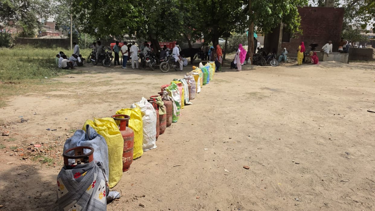 Gas shortage, road blockade and sloganeering