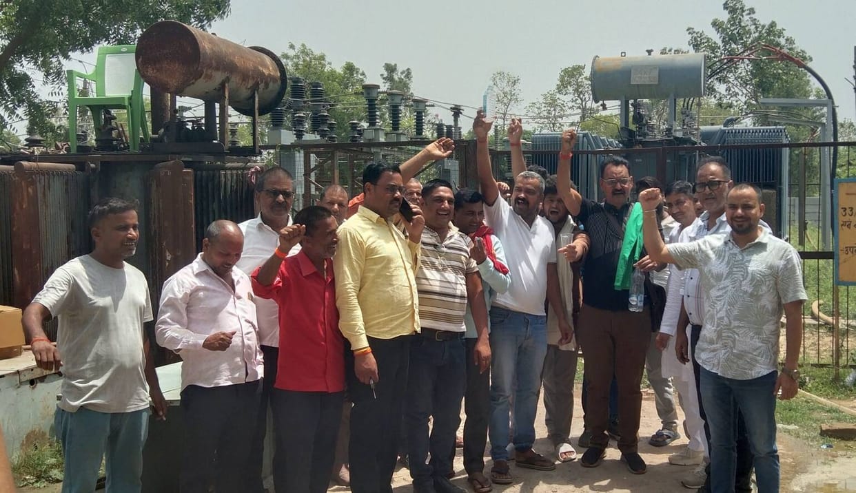 Fed up with power cuts in the scorching heat, consumers surrounded the power substation and created a ruckus