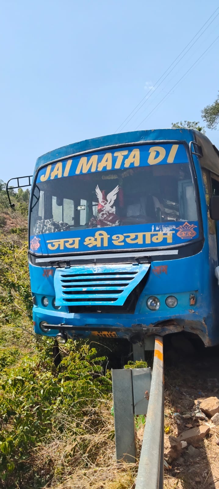 Major accident averted in Naina Devi, bus narrowly escapes falling into ditch