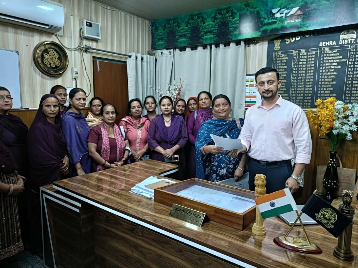 Anganwadi workers protest in Dehra over orders to cook food while on election duty