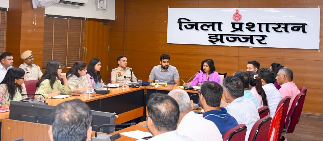 24jjrp01- लघु सचिवालय में एसआईआर को लेकर अधिकारियों की बैठक में जरूरी निर्देश देते हुए डीसी वर्
