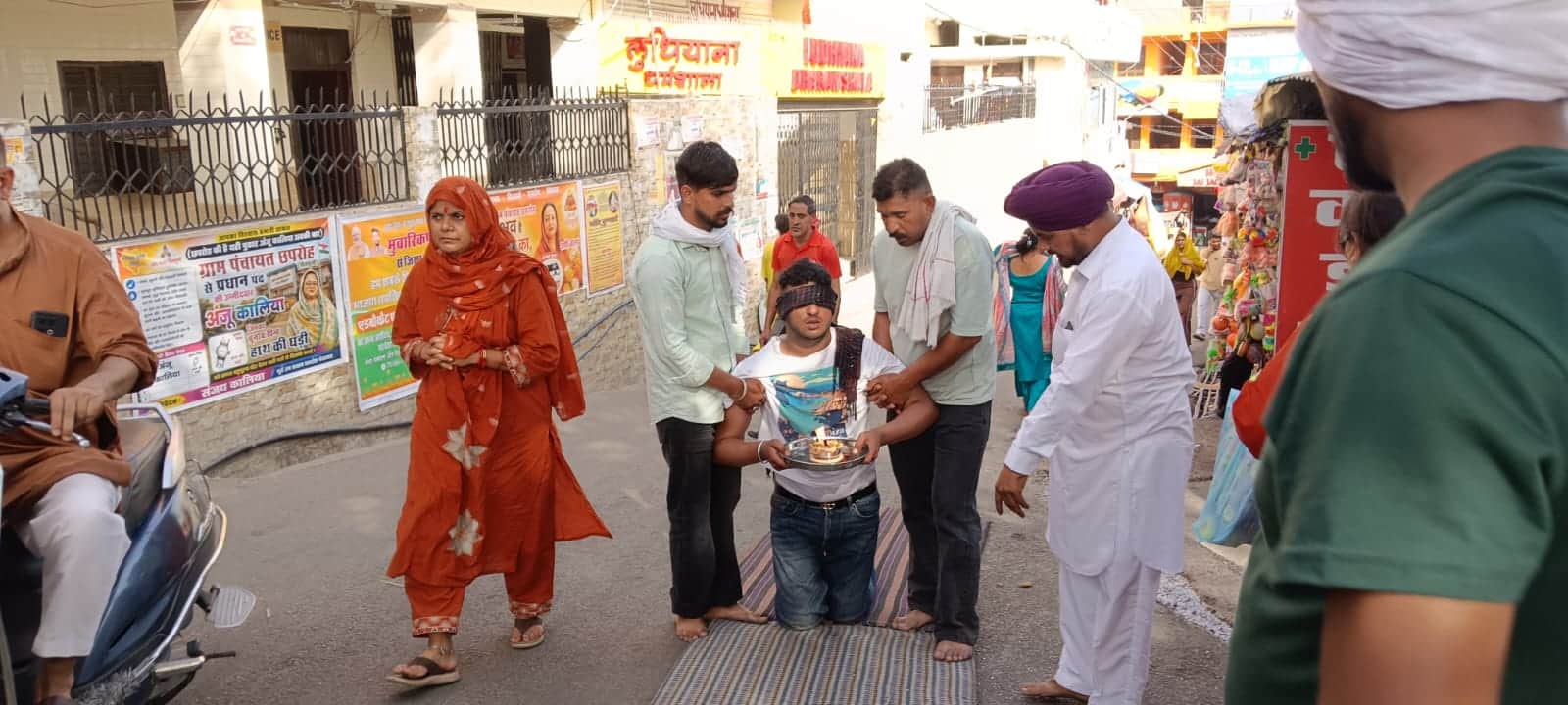 आंखों पर पट्टी बांधकर घुटनों के बल मां चिंतपूर्णी दरबार को जाता श्रद्धालु। संवाद