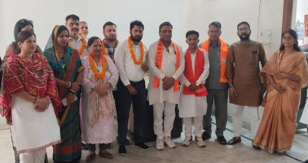 Santosh Kumari became the district president, Parmanand became the vice president.