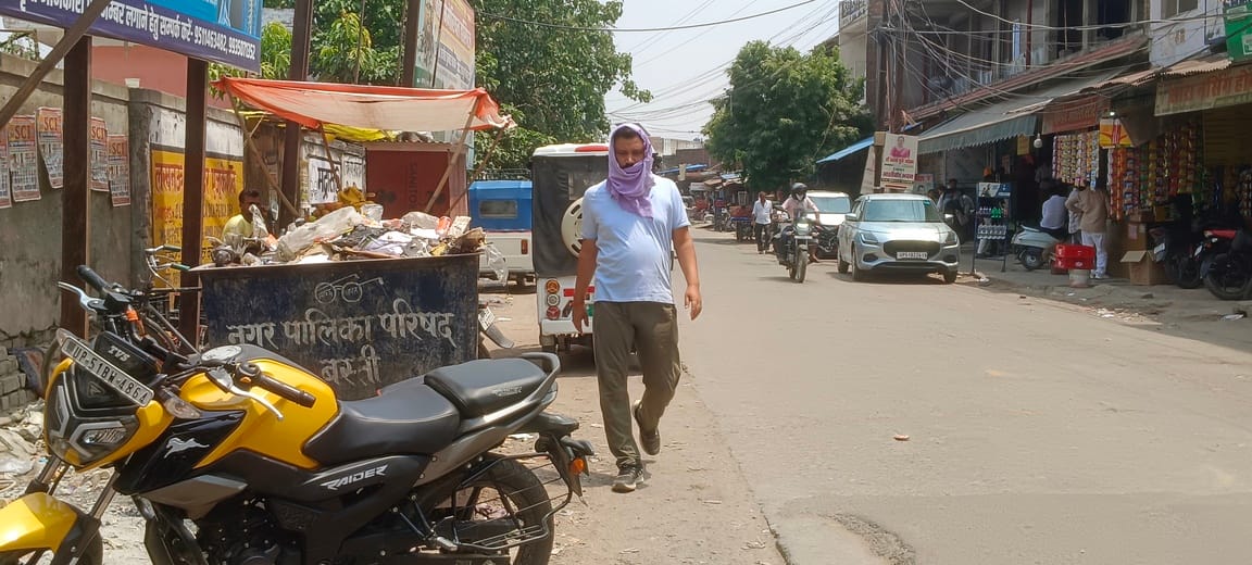 The harsh sun took away the charm of the market