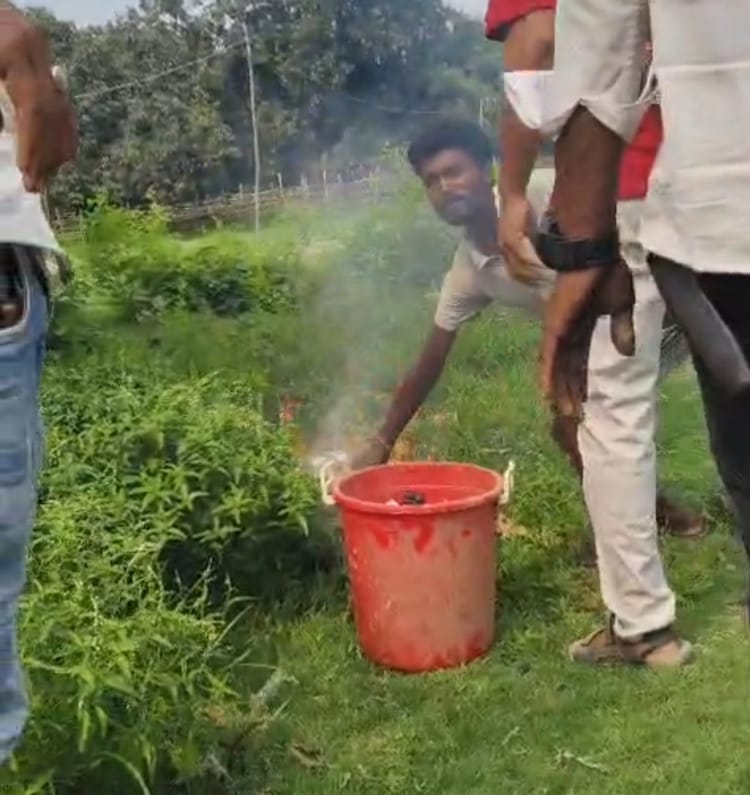 Bihar: गरीबों की दवा बनी राख! अस्पताल में दीमक खाती रहीं सरकारी मेडिसिन, खुलासा होते ही लगा दी आग