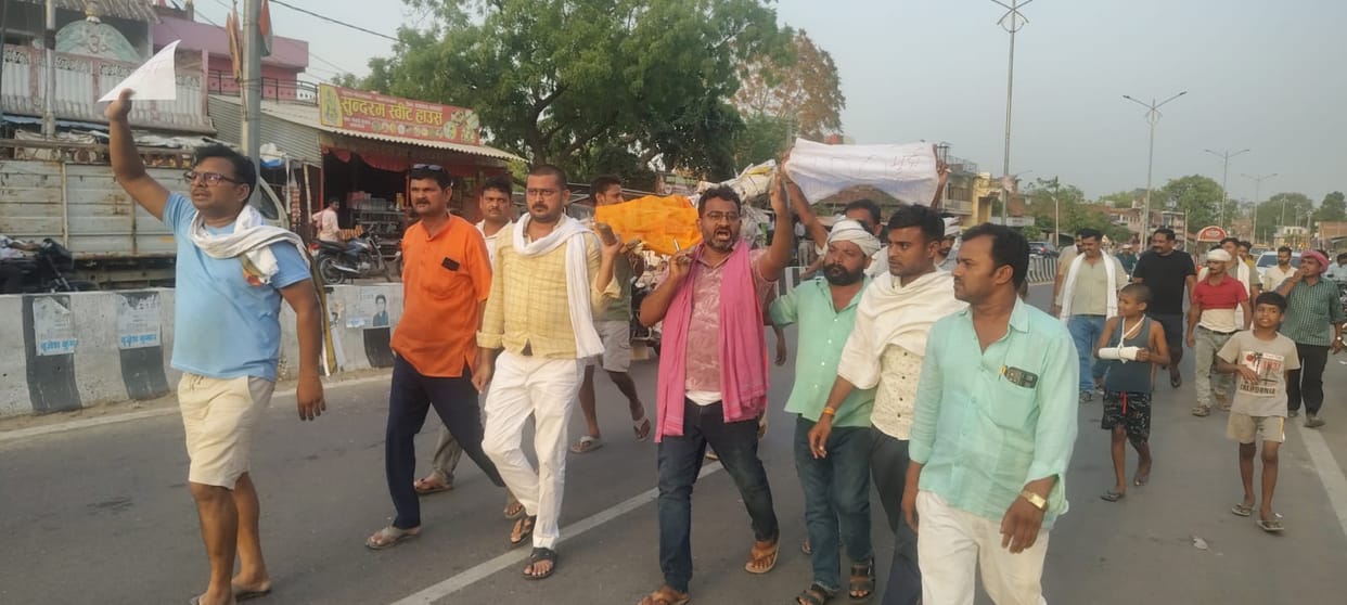 The strike continued for the second day, and the hunger strike workers burnt the effigy of the assistant engineer.