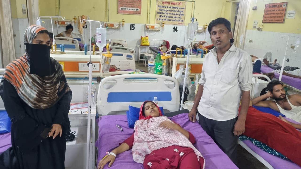 फोटो - 16 जिला अस्पताल के वार्ड में भर्ती तबस्सुम व पास खड़े माता-पिता। संवाद