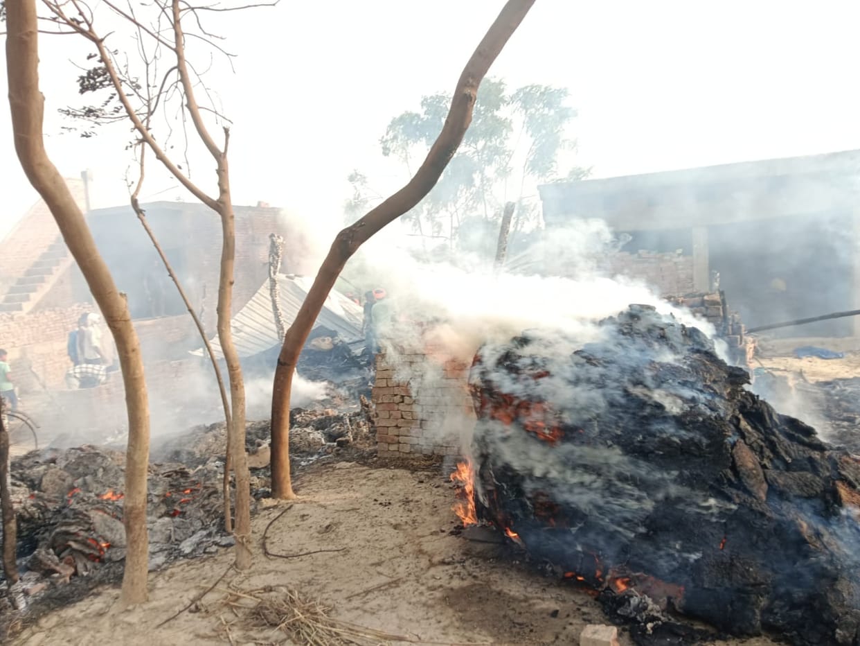 Five houses, cash and jewellery burnt in a fire caused by unknown reasons