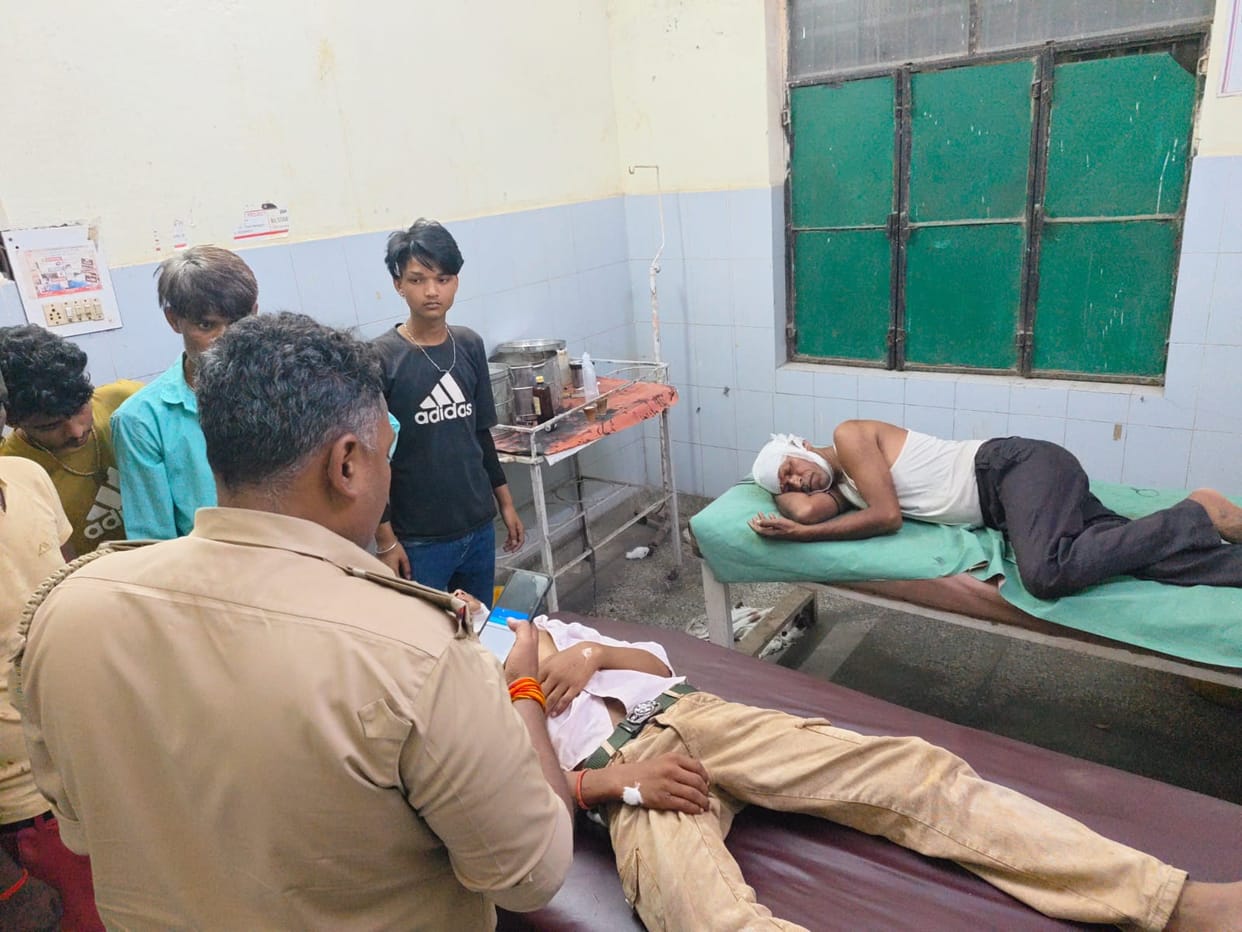 Lathi-charge took place, four people including a teenager were injured