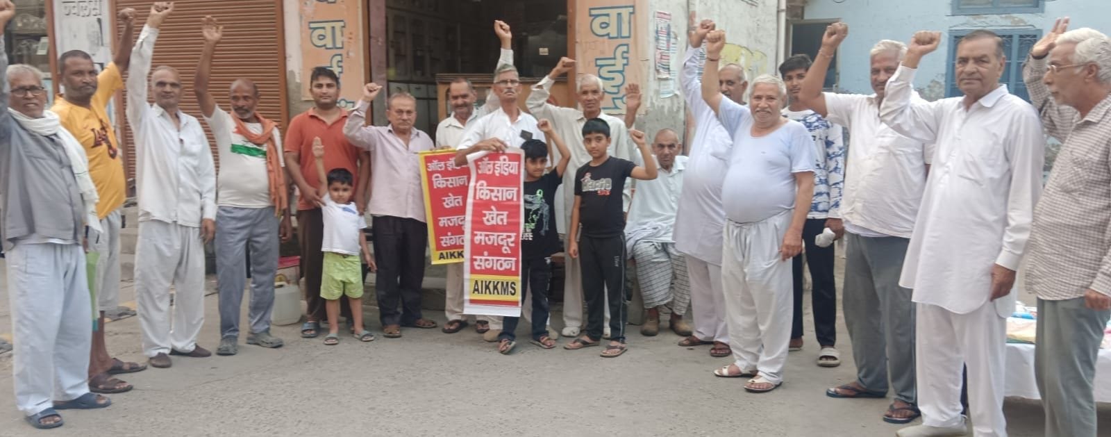 फोटो-57: बहादुरगढ़ के लाइनपार में प्रदर्शन करते संगठन के सदस्य। स्रोत संगठन