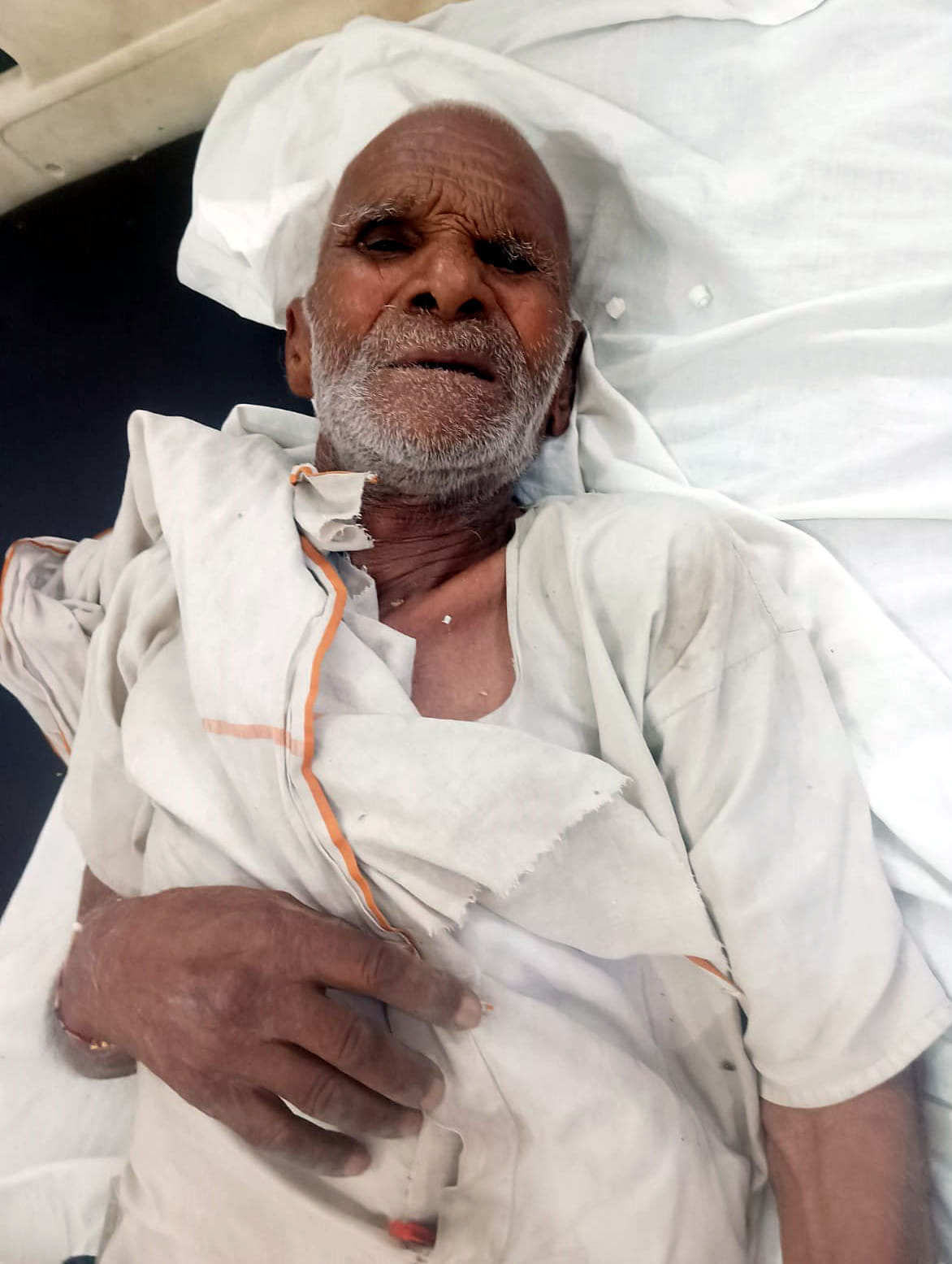 An elderly man was lying in front of the police station, suffering from heatstroke; an NGO rushed him to the hospital.