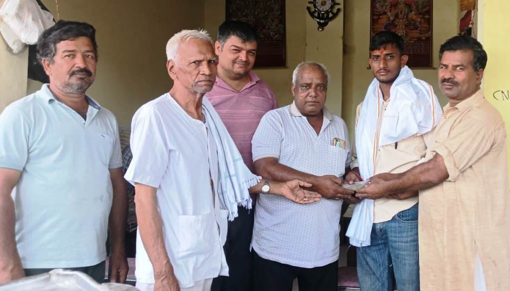 Shiv Chowk Bhandara Committee provided financial assistance to cow shelters.