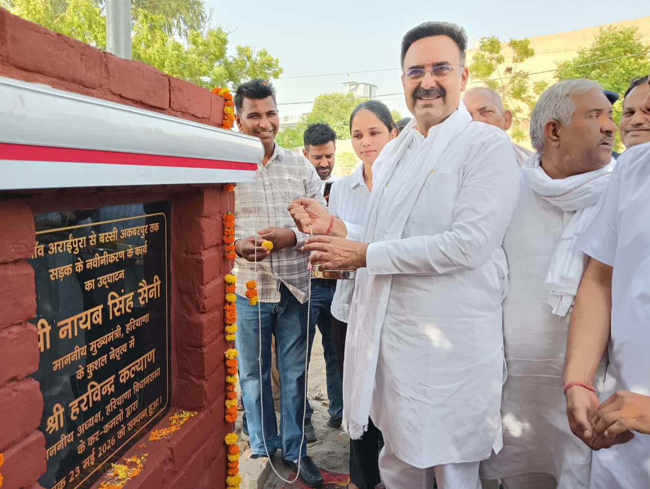 गांव अराईपुरा से बस्सी अकबरपुर सड़क के नवीकरण कार्य का उदघाटन करते विधान सभा अध्यक्ष हरविंद्र क