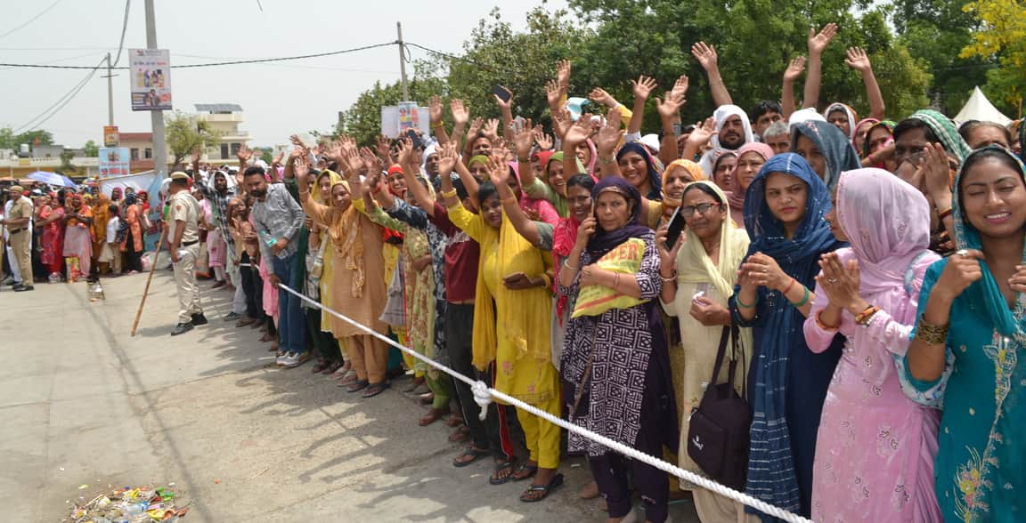 घरौंडा नई अनाज मंडी में चल रही श्री शिव महापुराण कथा के समापन पर पंडित प्रदीप मिश्रा का हाथ हि