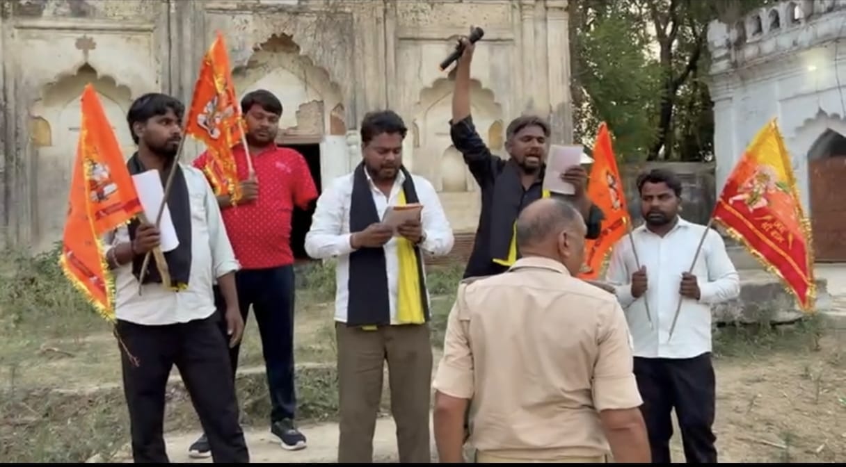 Suheldev Army tried to recite Hanuman Chalisa in the mosque.