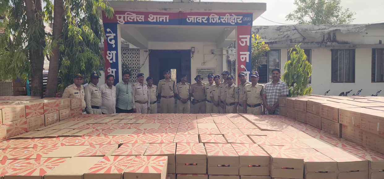 Sehore news:Jawar Police Seize Beer Worth ₹62 Lakh From Abandoned Truck on Indore-Bhopal Highway
