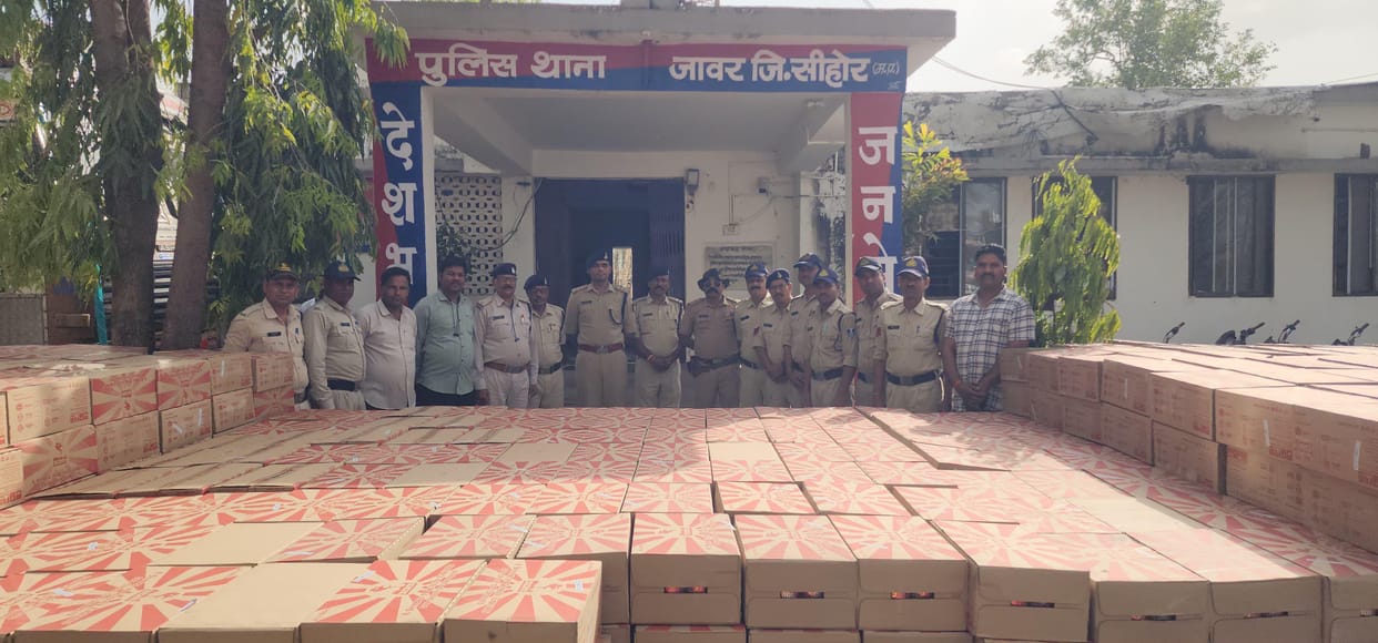 Sehore news:Jawar Police Seize Beer Worth ₹62 Lakh From Abandoned Truck on Indore-Bhopal Highway