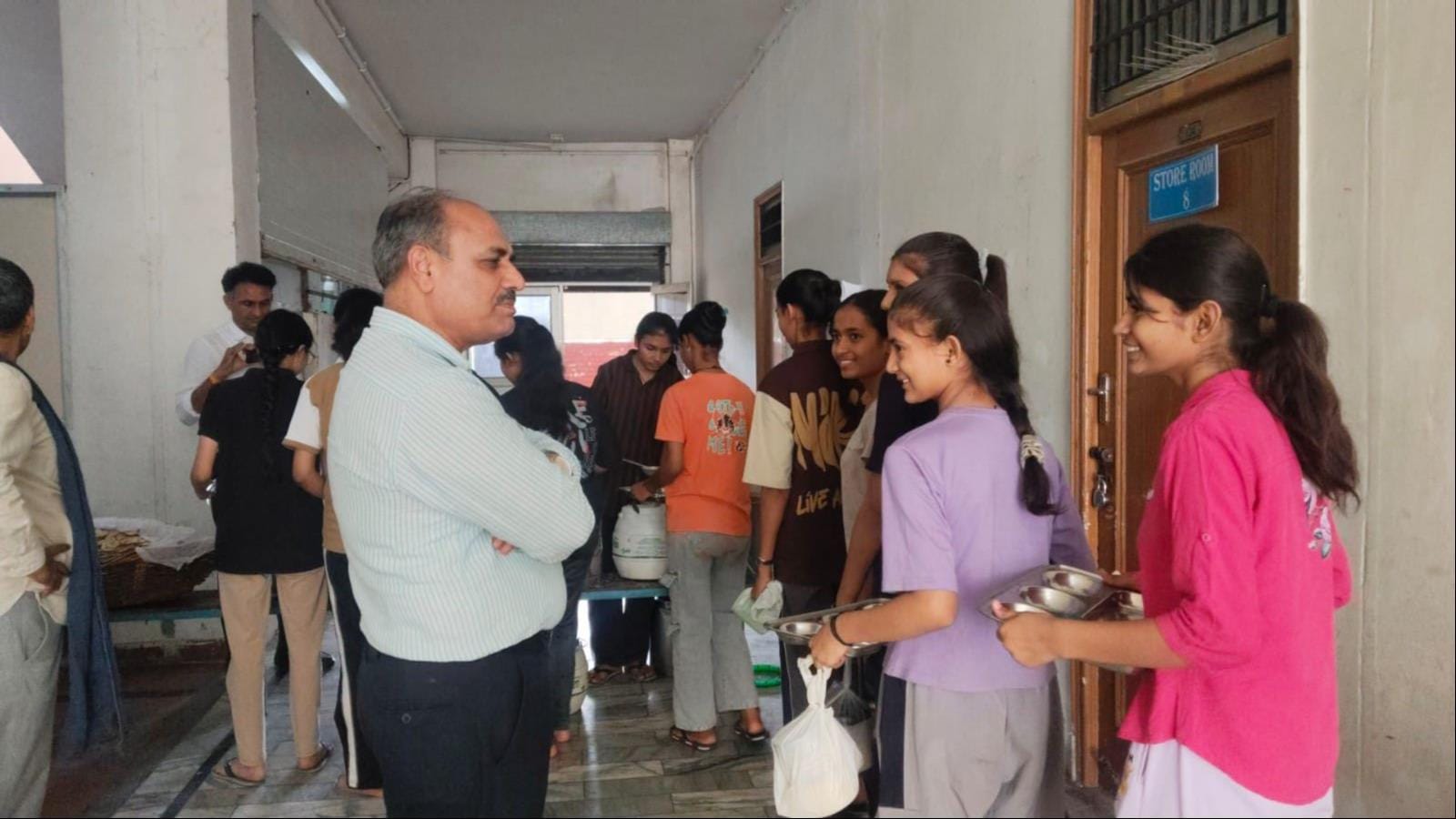कुरुक्षेत्र। सुपर-100 में पढ़ने वाली छात्राओं से संवाद करते जिला शिक्षा अधिकारी विनोद कौशिक।