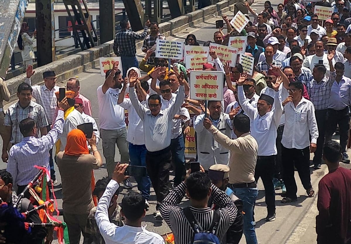 कर्णप्रयाग में रैली निकालते पुरानी पेंशन बहाली संयुक्त मोर्चा से जुड़े शिक्षक, कर्मचारी। संवाद
