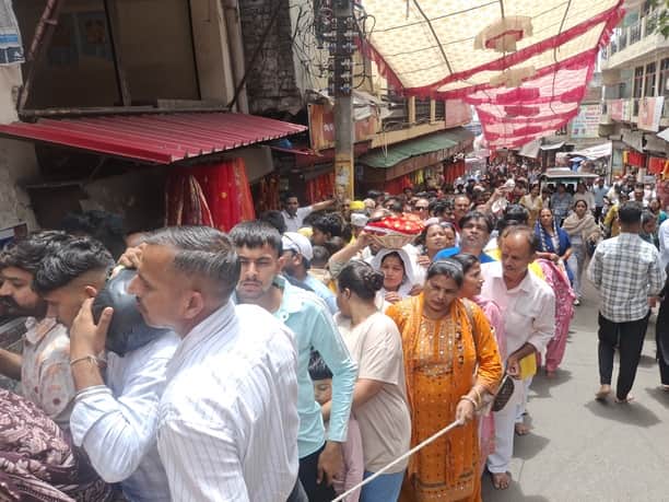 मां चिंतपूर्णी दरबार में लगी भक्तों की कतार। संवाद