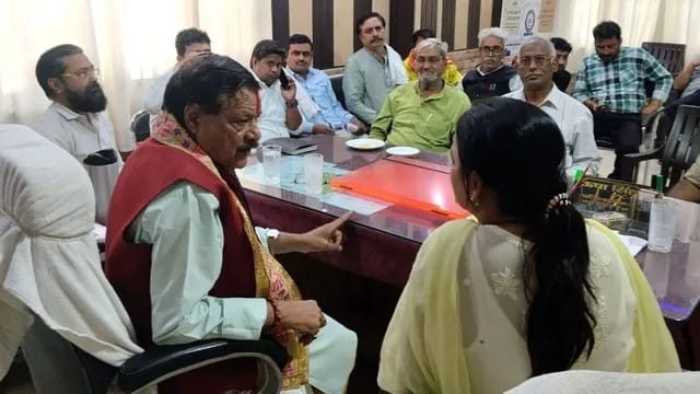 महावन एसडीएम कार्यालय में कुर्सी पर बैठे विधायक व बराबर में बैठीं एसडीएम। 