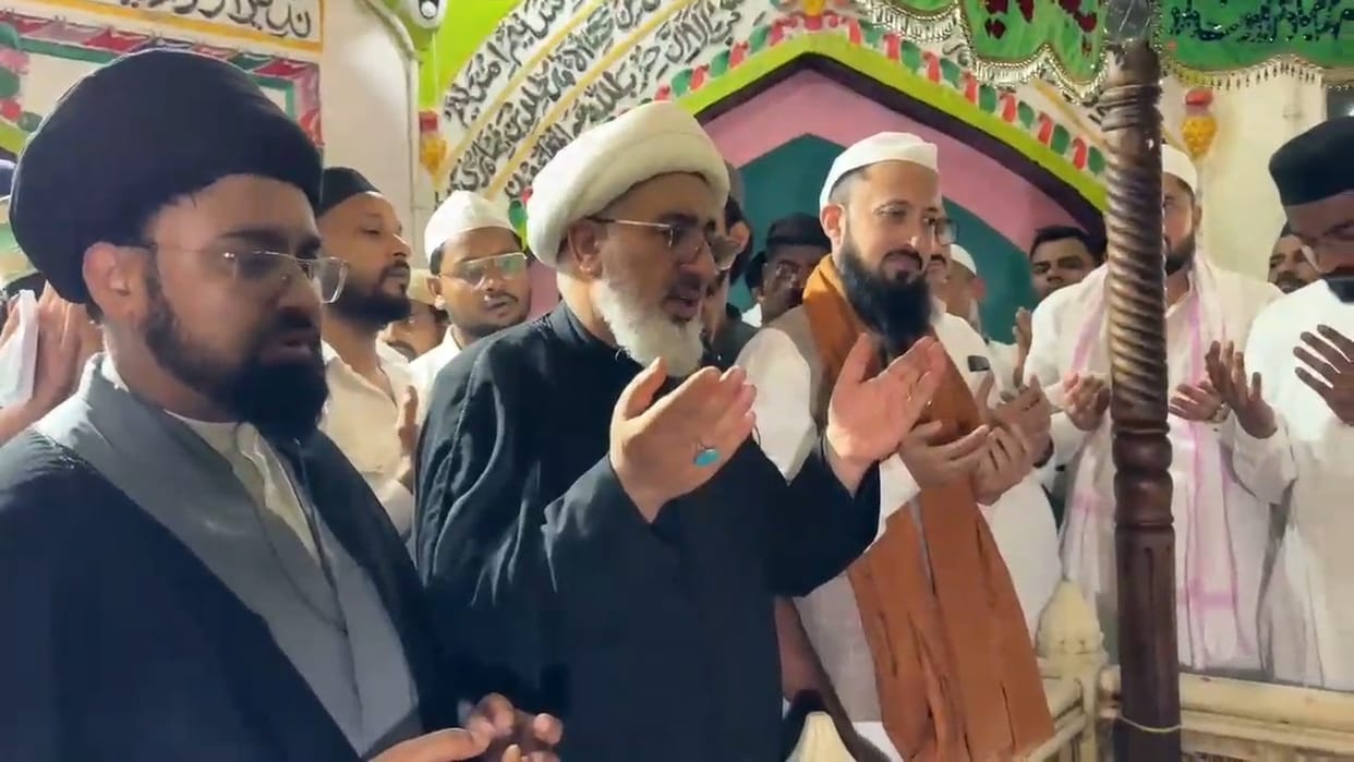 Iran's representative visited Kichaucha Dargah.