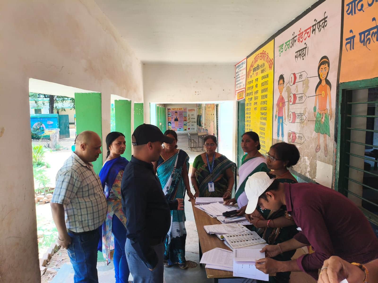मतदान केंद्र पर पहुंचे लोग