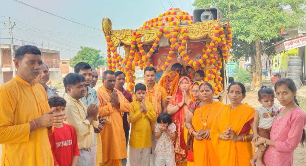 The Jyoti Kalash Yatra was welcomed in the villages with a shower of flowers.