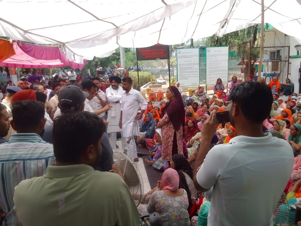 Women retreated 500 metres from the gate of the Solid Waste Management Plant in Dabhota.