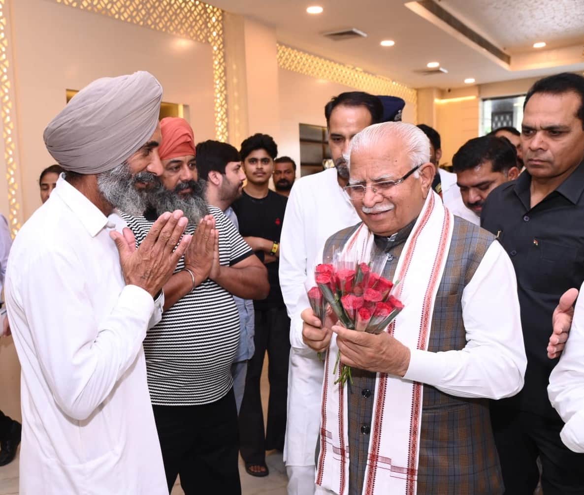 नीलोखेड़ी क्षेत्र में केंद्रीय ऊर्जा एवं शहरी विकास मंत्री मनोहर लाल को पुष्प गुच्छ देकर स्वागत