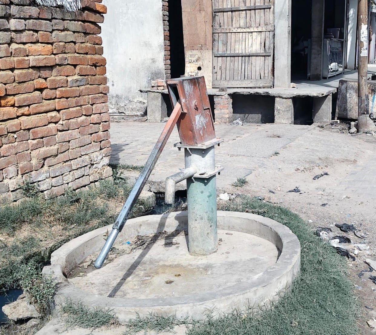 The heat has arrived, but the authorities have failed to repair 100 hand pumps