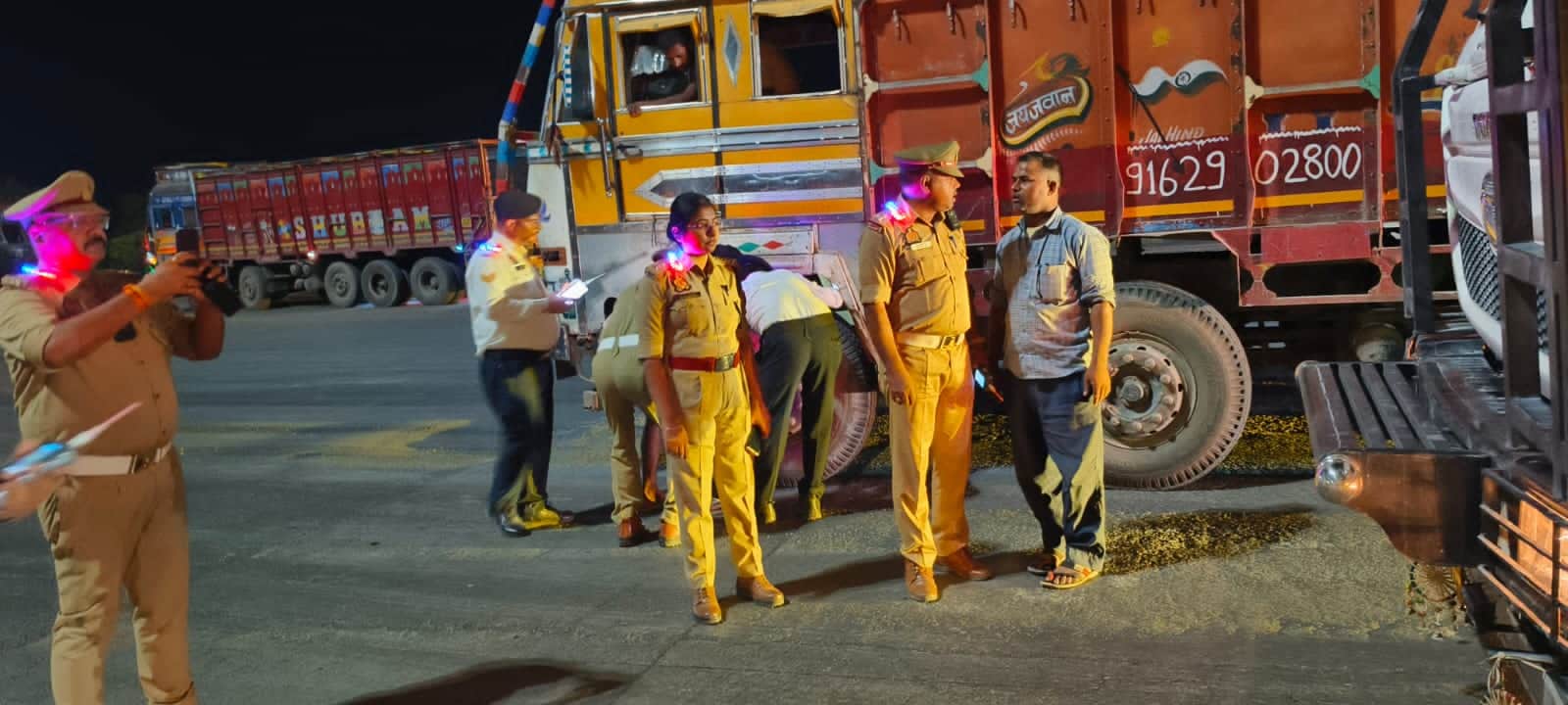पोल प्लाजा के समीप वाहनों की जांच करती यातायात पुलिस।स्रोत पुलिस
