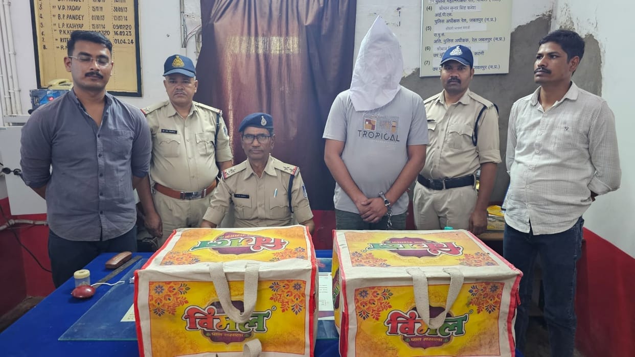 41 kg of marijuana seized from Sampark Kranti Express, smuggler carrying it to Prayagraj arrested