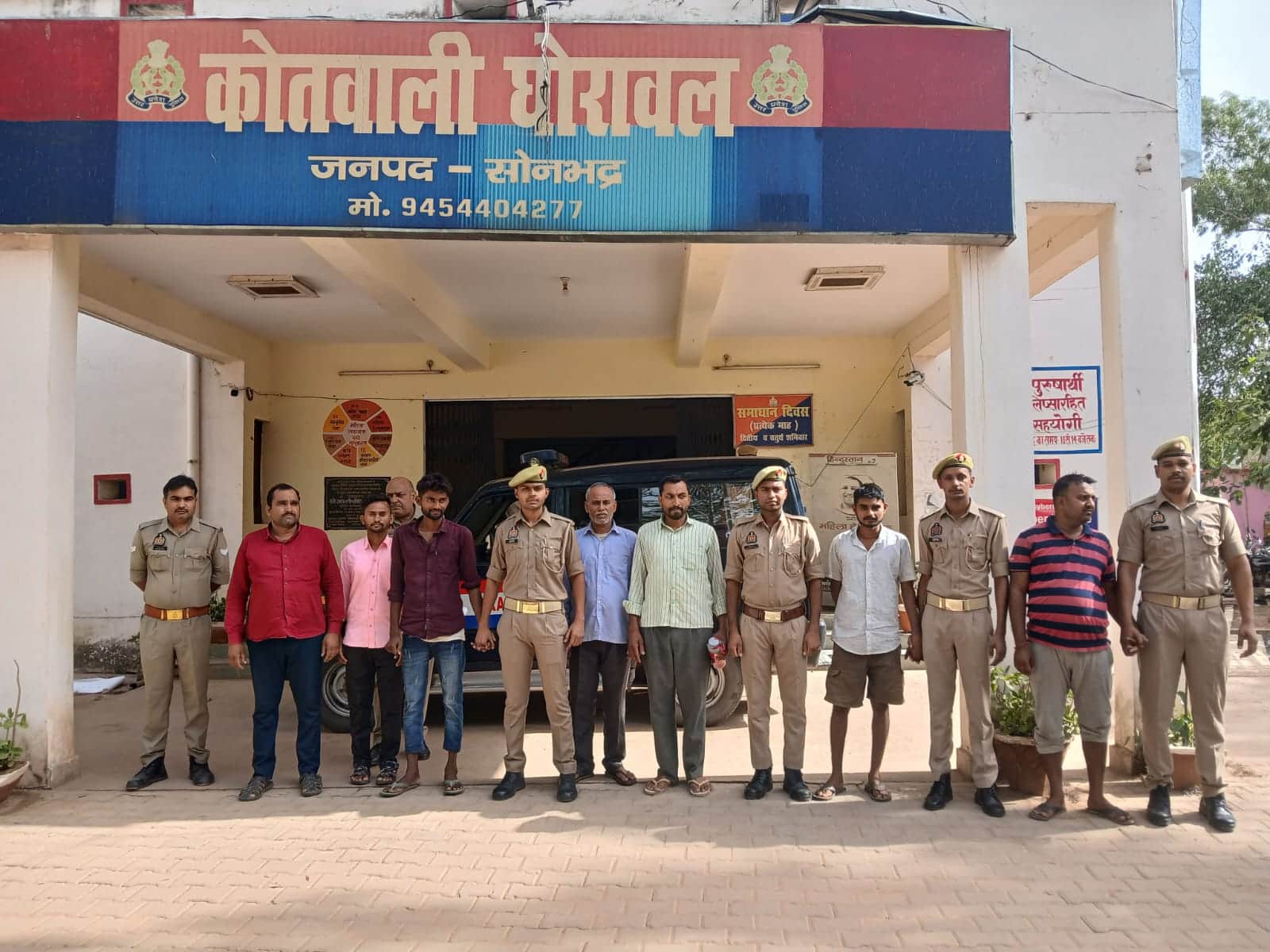 पुलिस की हिरासत में ग्राम प्रधान, पूर्व ग्राम प्रधान और अन्य। स्रोत पुलिस