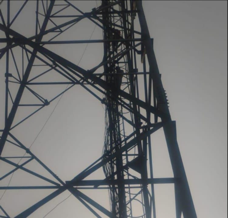 A Young Man Climbed A Tower To Call His Wife And Child. - Maharajganj ...