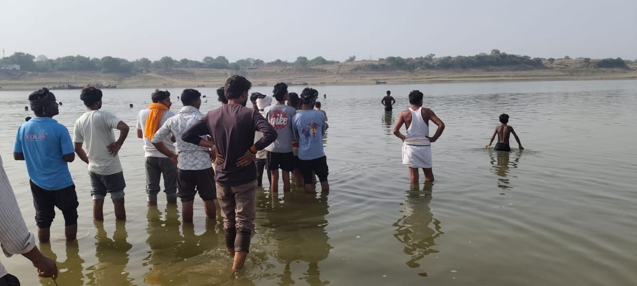 A girl who went to take a bath in the Yamuna with her father drowned in deep water and died.