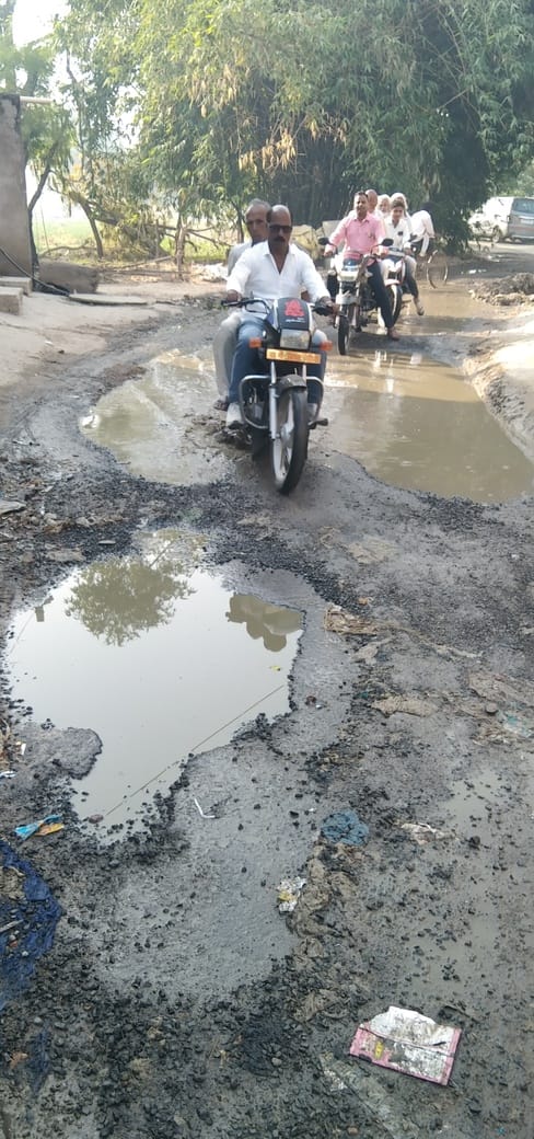 Water flowing on the road, causing traffic problems