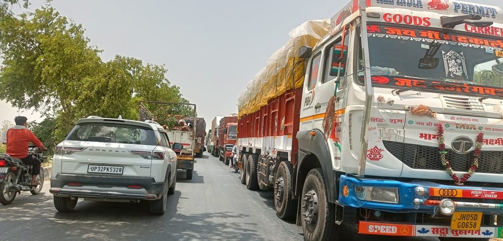 The Lucknow-Delhi Highway remained jammed for two hours after a DCM truck broke down.