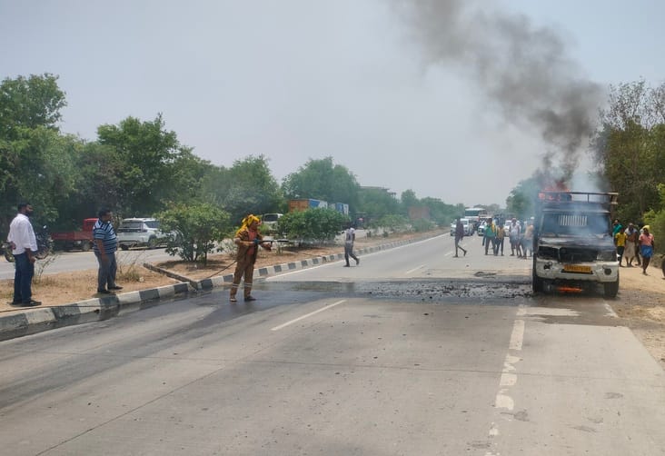 Pickup truck catches fire on Rampur-Bantra Highway; cargo destroyed