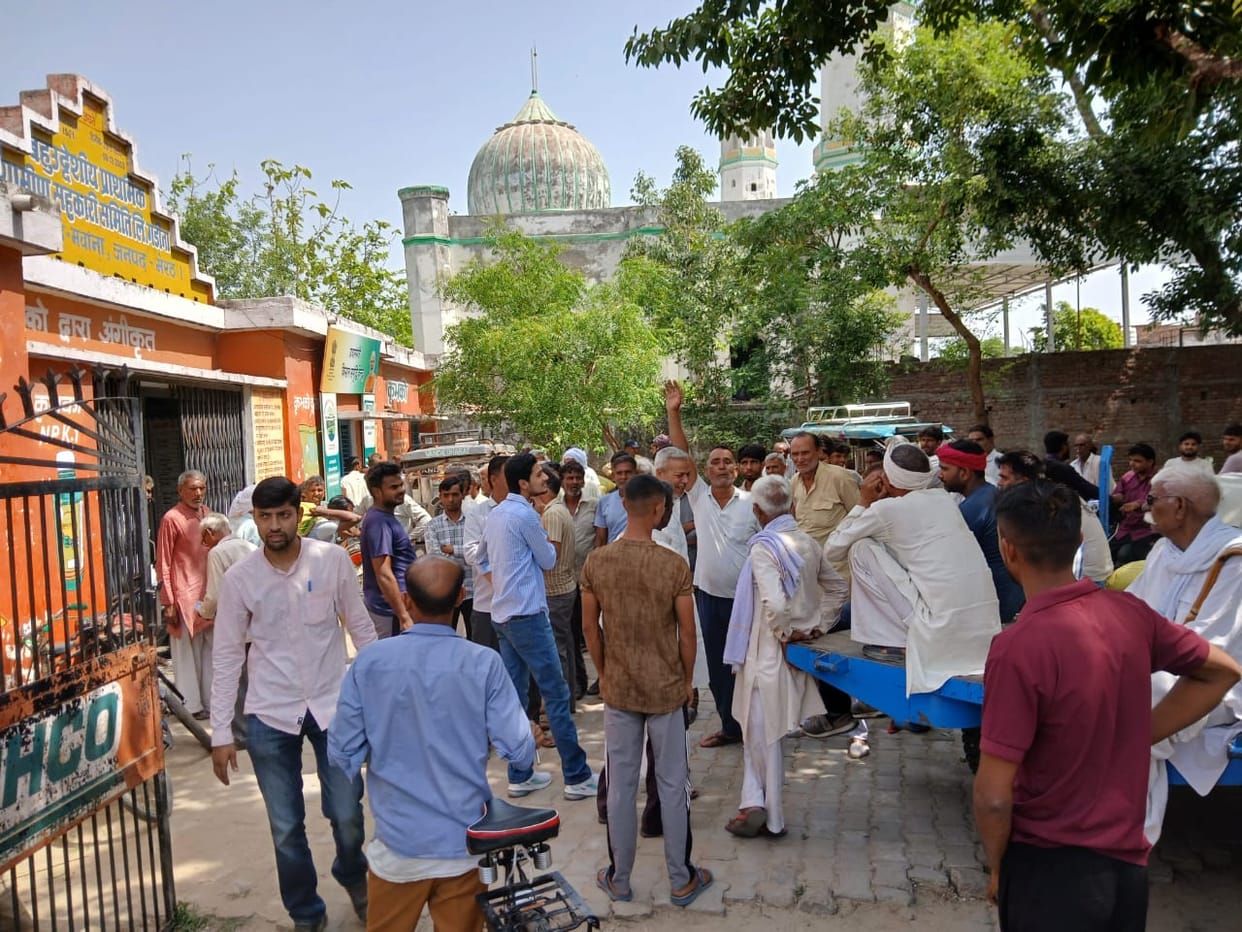 Farmers create ruckus at the committee due to non-availability of fertilizers
