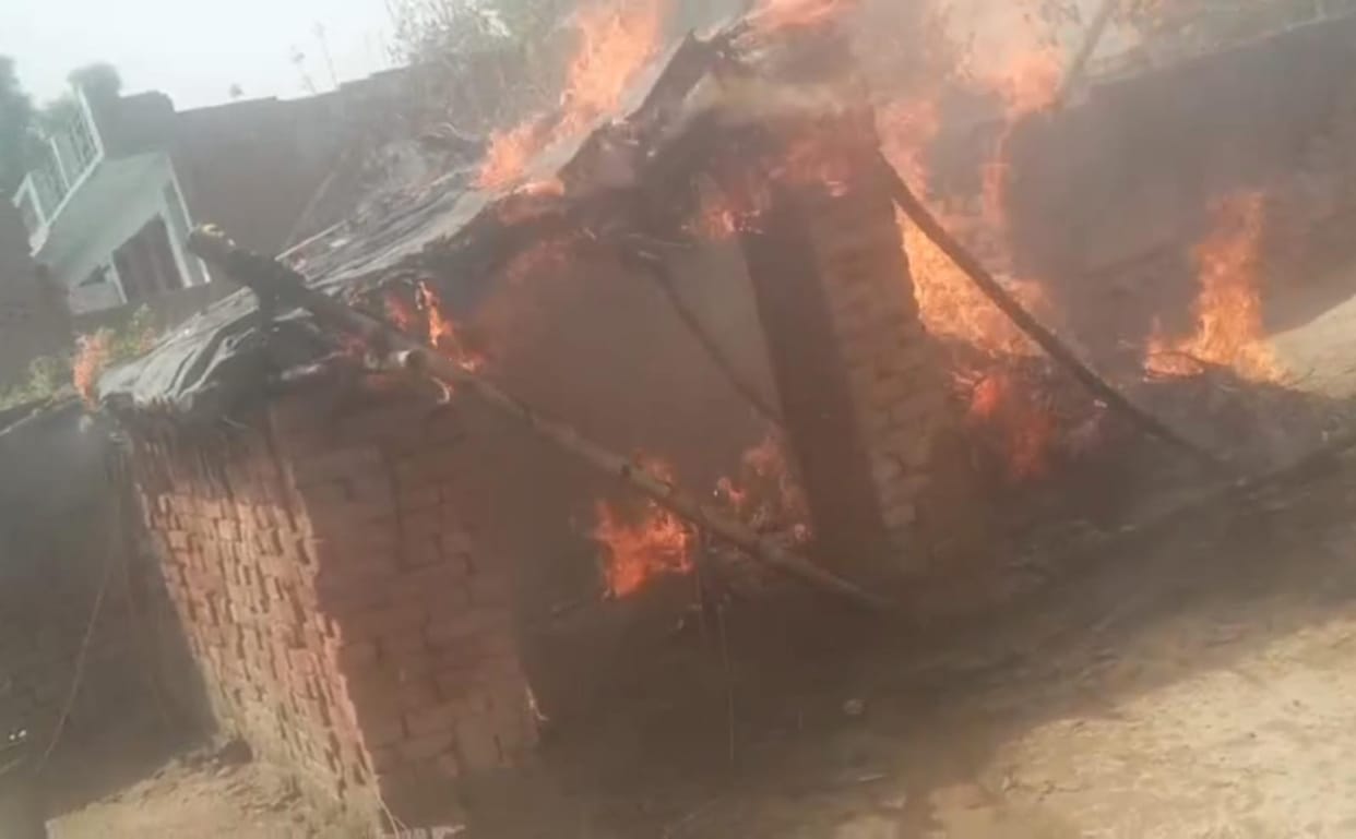 Fire broke out in a closed house, household items burnt to ashes