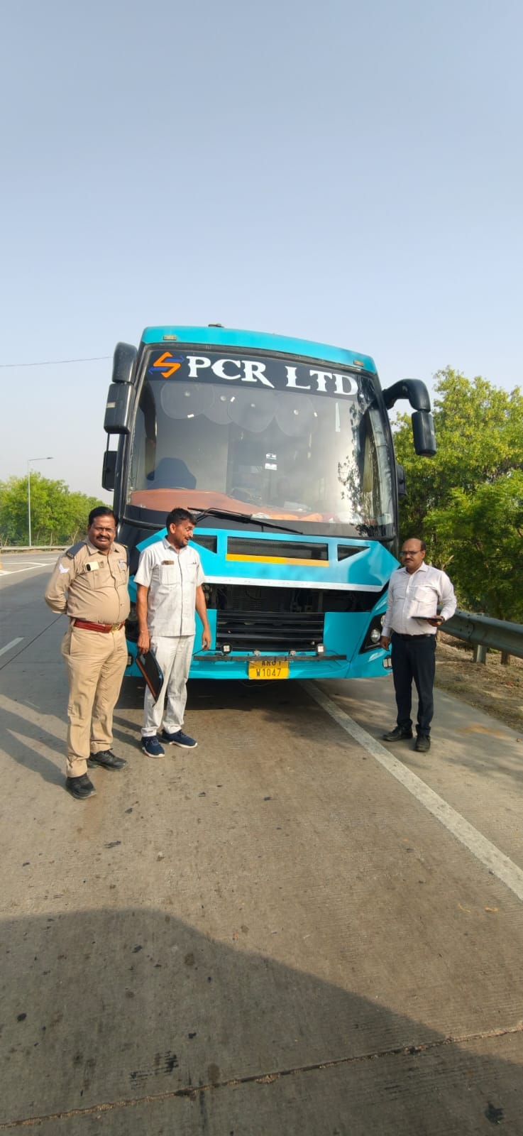 सैनी हाइवे पर संचालित बसों के खिलाफ अभियान चलाकर कार्रवाई करते पीटीओ। संवाद